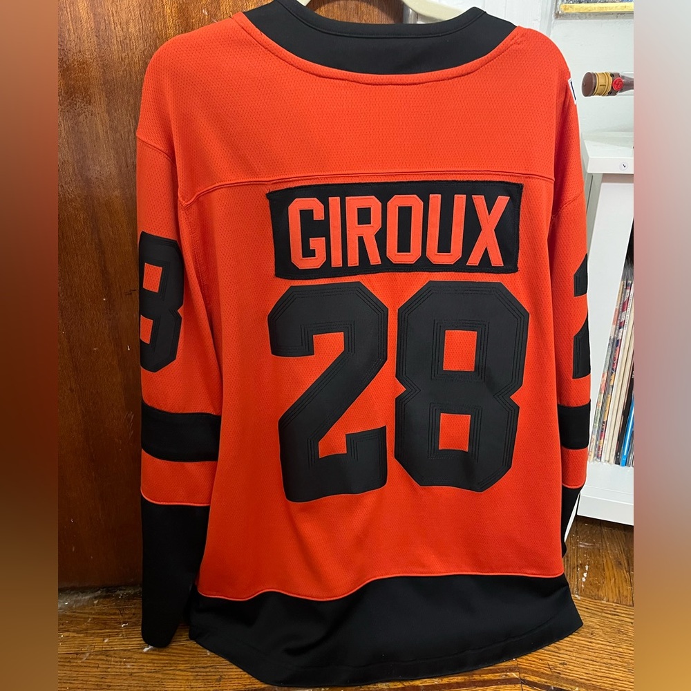 Flyers Claude Giroux jersey- Winter Classic patch